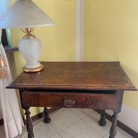 Tavolino in legno antico e cassetto, lampada vetro