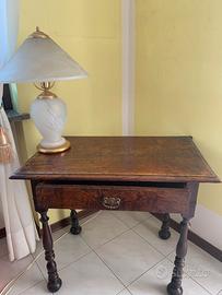 Tavolino in legno antico e cassetto, lampada vetro