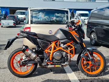 Ktm Duke 690 R, targa radiata, accessori e ricambi