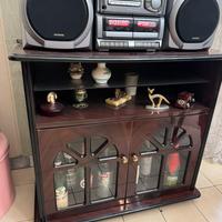 Mobile basso con vetrina