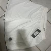 Adidas Pantaloni corti con etichetta