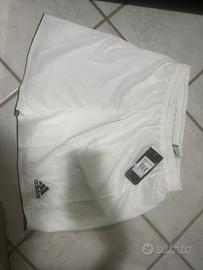 Adidas Pantaloni corti con etichetta