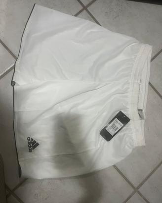 Adidas Pantaloni corti con etichetta