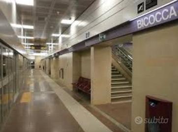 Stanza privata con grande armadio e scrivania