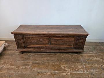 Cassapanca di pregio in legno massiccio