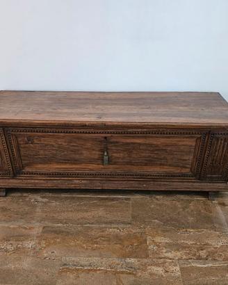 Cassapanca di pregio in legno massiccio