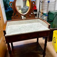 Antico specchio con mobile