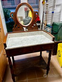 Antico specchio con mobile