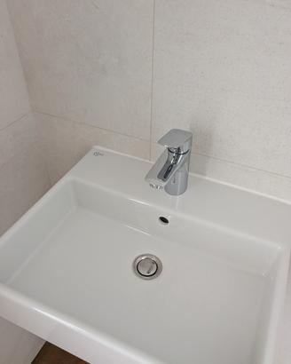 lavandino piccolo con miscelatore