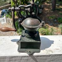 Macinino da caffè antico