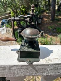 Macinino da caffè antico