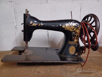 Tre macchine da cucire da arredamento/vetrina