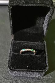 anello oro rodiato 18kt 5 diamanti 2 smeraldi