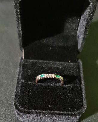 anello oro rodiato 18kt 5 diamanti 2 smeraldi