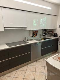 Cucina moderna VENETA CUCINE angolo più penisola