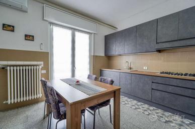 QUADRILOCALE CON DOPPI SERVIZI IN CONTESTO BIFAMIL