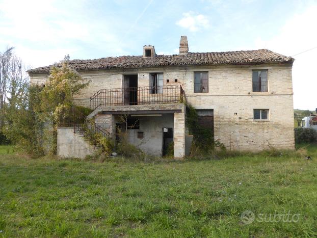 Vendiamo casale con corte esclusiva e garage