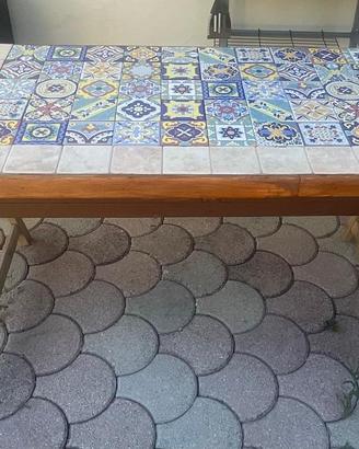Tavolo legno e mattonelle Vietri con cavalletti