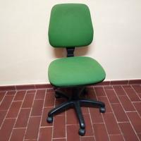 Sedia girevole verde da ufficio