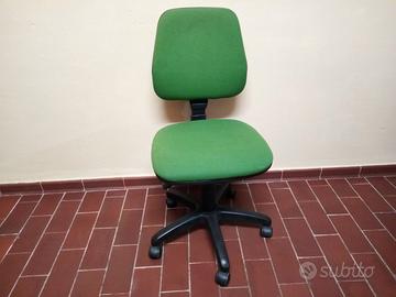 Sedia girevole verde da ufficio