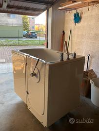 Vasca da bagno per disabili con apertura laterale