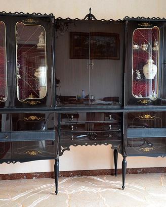 Mobile sala con cristalliera e buffet.