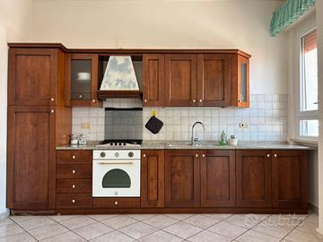 Cucina in Legno Massello e Top in Granito