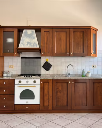Cucina in Legno Massello e Top in Granito