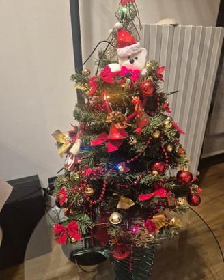 Albero di Natale con le decorazioni