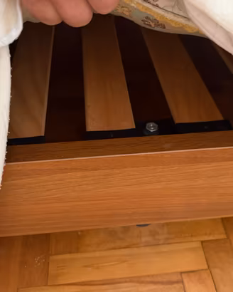 Letto matrimoniale in legno con doghe e materasso