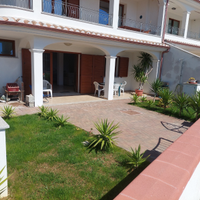 Piano terra con giardino vista mare