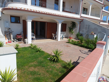 Piano terra con giardino vista mare