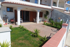 Piano terra con giardino vista mare