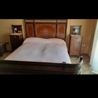 Coppia di comodini in mogano,