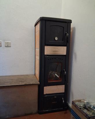 Stufa  legna a colonna  con forno.