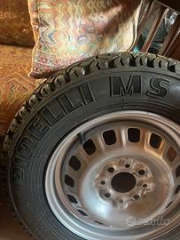 Cerchi panda con gomma pirelli nuova