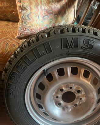Cerchi panda con gomma pirelli nuova