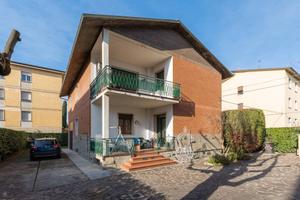 Villa di 244 m² con più di 5 locali e box auto a Z