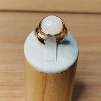 Anello regolabile dorato con pietra rosa 