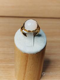 Anello regolabile dorato con pietra rosa 