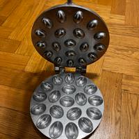 Piastra per biscotti a forma di noce.