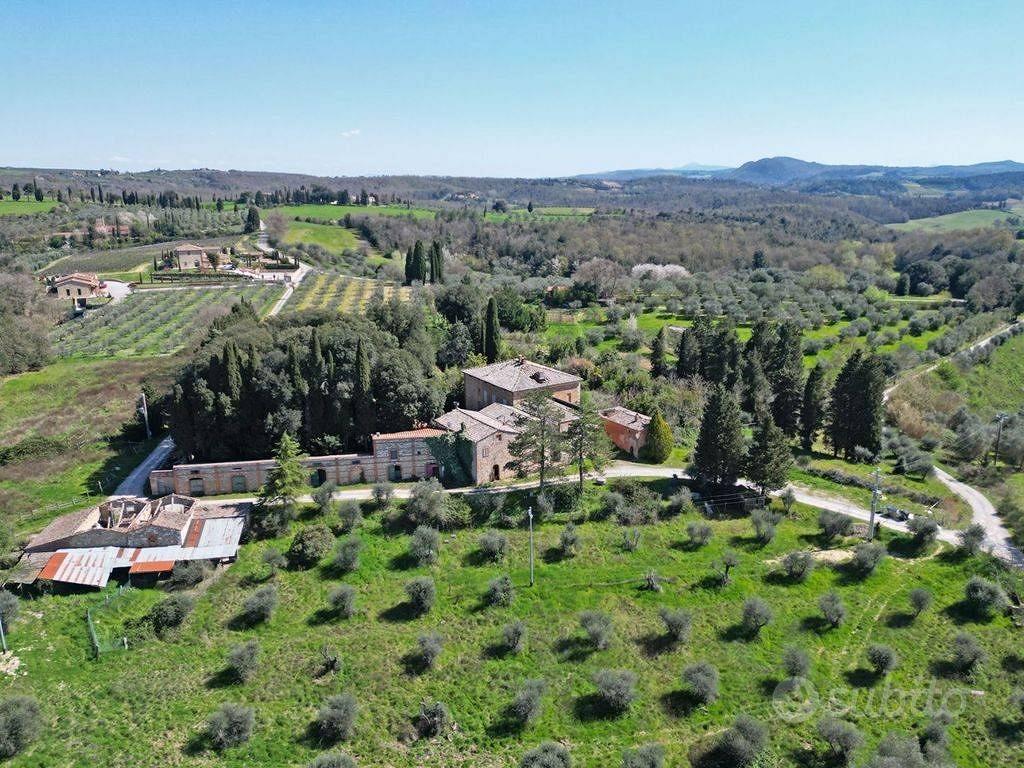 Rustico / Casale di 1500 m² con più di 5 locali e - Altro