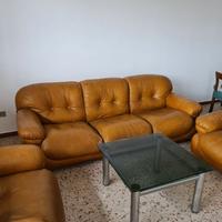 mobile, divano pelle, tavolo, sedie, letto