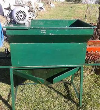 PIGIADIRASPATRICE MACINA UVA CON MOTORE