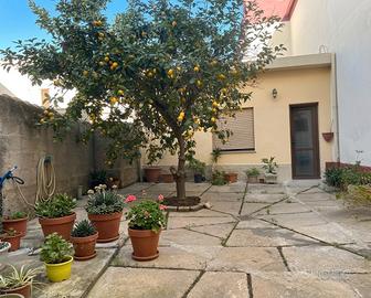 Ampia proprietà dotata di giardino e dependance