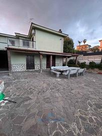 Villa di 220 m² con 4 locali e box auto a Pozzuoli