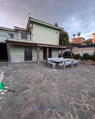 Villa di 220 m² con 4 locali e box auto a Pozzuoli