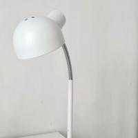 Lampada da scrivania in metallo bianca