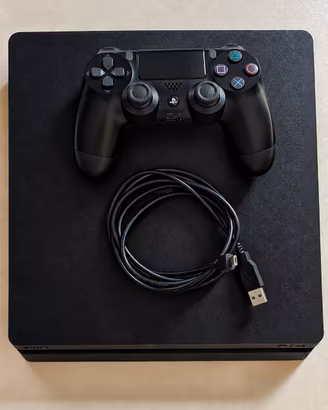 Ps4 slim usata +2 controller + 10 giochi