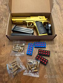 Pistola giocattolo dorata con accessori